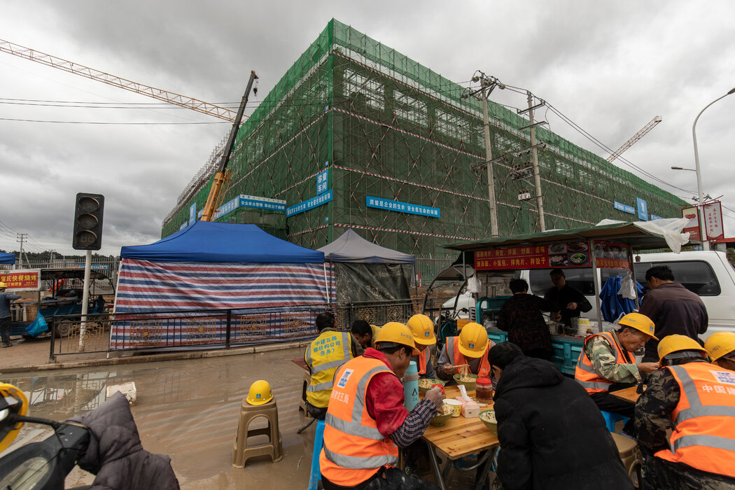 工人们在福建福鼎市正在建造的一座宁德时代工厂里。