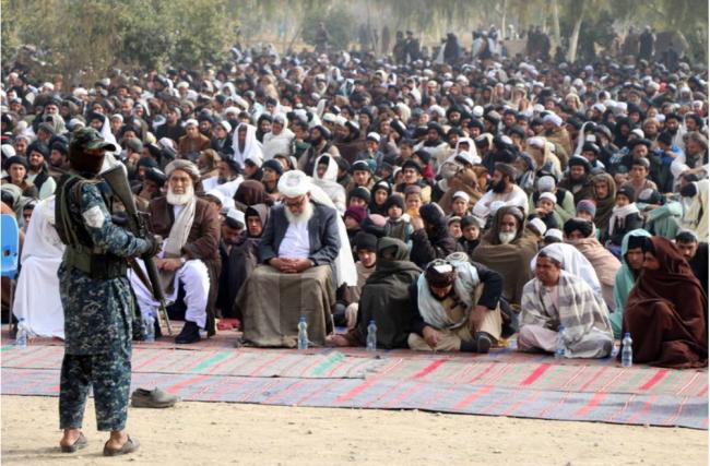 数万人群聚没戴口罩！阿富汗信众紧靠祈求下雨