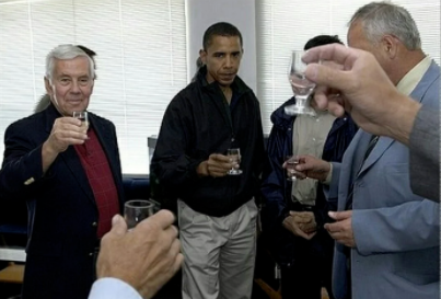 奥巴马16年前在俄罗斯喝酒照被扒，表情亮了…