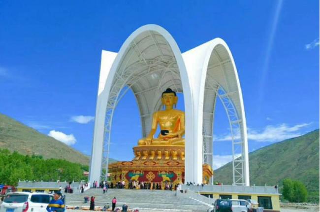 藏族僧侣和当地居民被迫观看大型佛像被拆毁