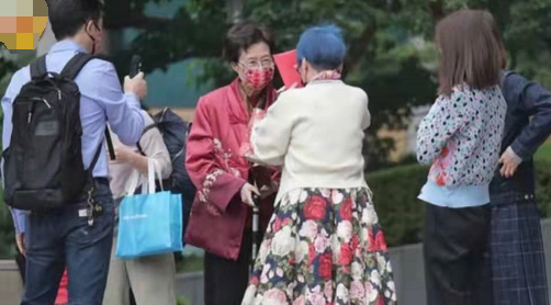 庾澄庆携妻子庆母亲90岁大寿 一对儿女也罕露面