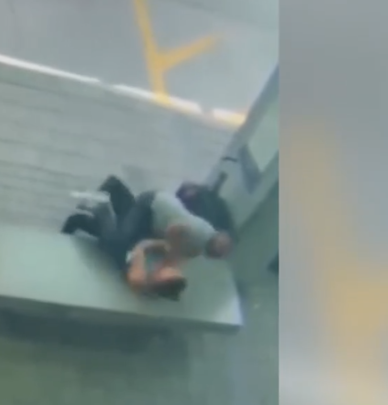 美國佛羅里達州一名女子在發現被男子用鞋帶勒住脖子後轉身抵抗。   圖：截取自網路影片