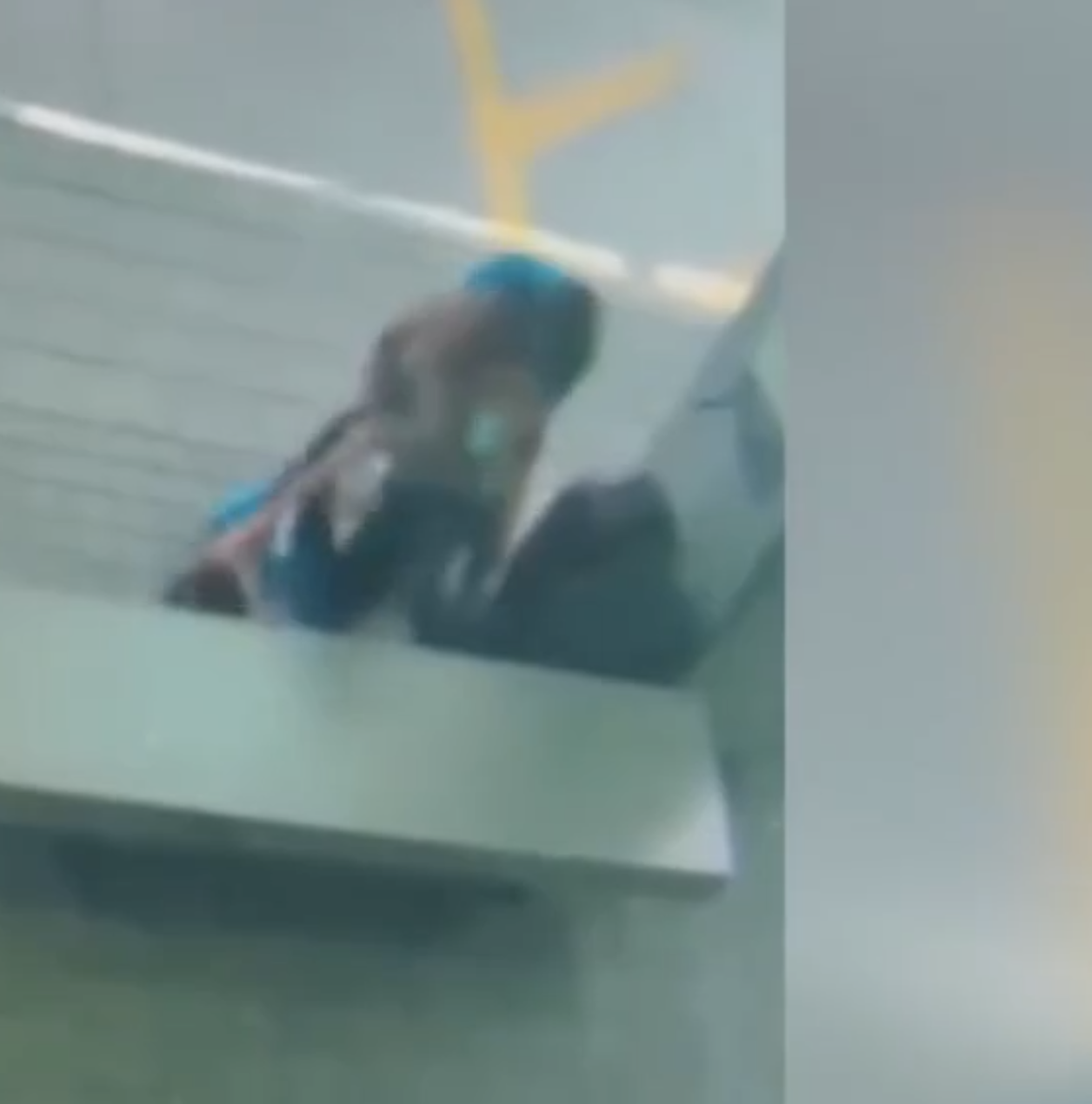 美國佛羅里達州一名男子2日在公車站試圖用鞋帶勒死一名女子未遂，路人發現後前往制止。   圖：截取自網路影片