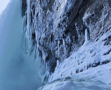 美翻！安省尼亚加拉大瀑布开始结冰了