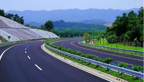 中国第一条横跨3个国家的高速 自驾者的天堂