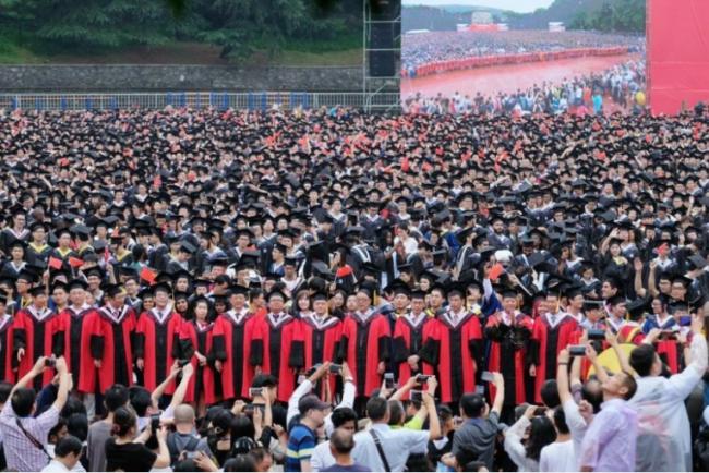 未来呢？近一半中国大学毕业生月收入不足5000元