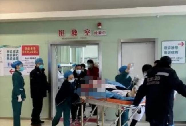 惨不忍睹：武汉儿童医院医生遭一男子持刀砍伤