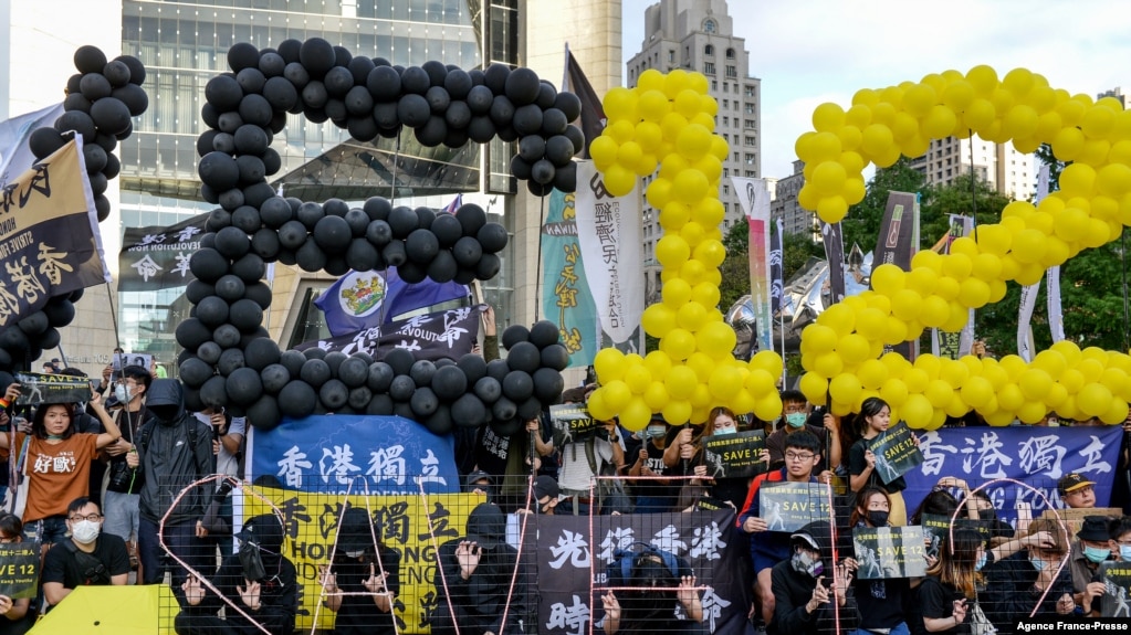 2020年10月25日，人们在台北的中国银行大楼前抗议，支持 Save12的运动。该运动旨在拯救 2020年8月23日试图乘船从香港逃往台湾而被中国大陆当局抓获的12 名香港亲民主活动人士。（法新社）