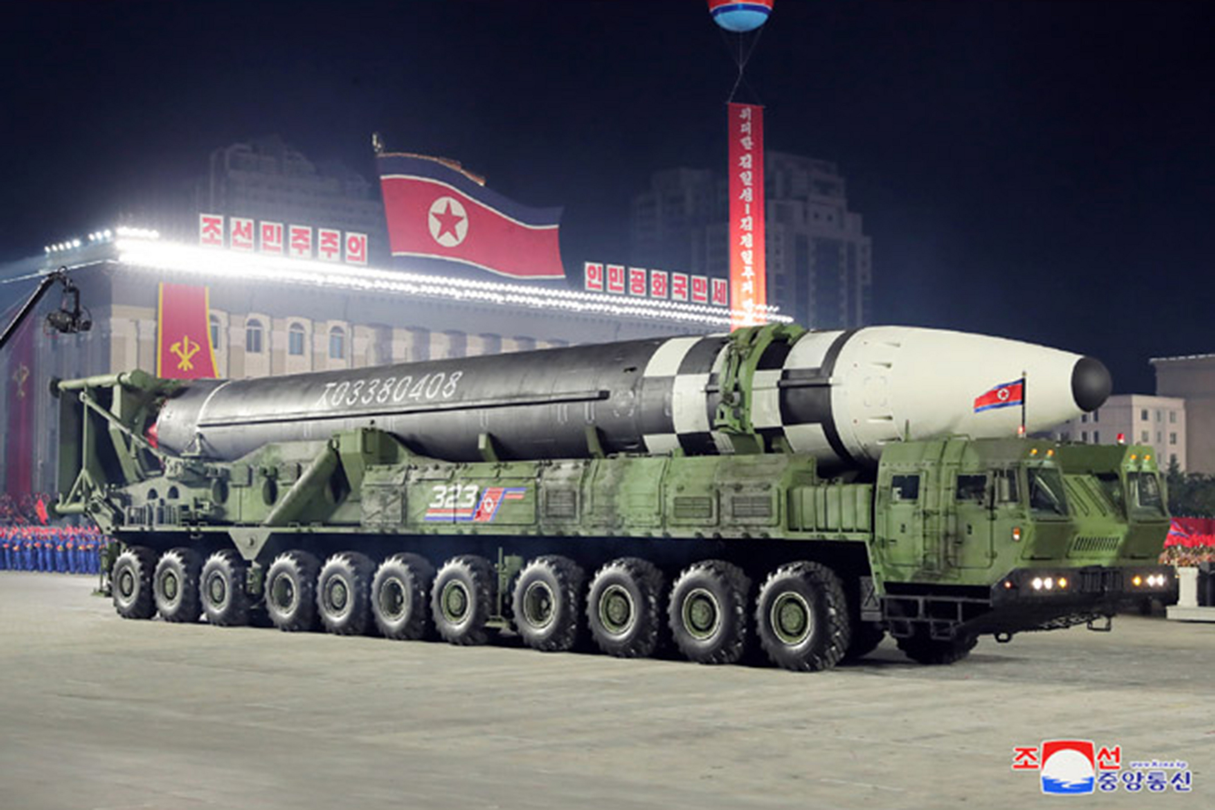 ▲▼北韓昨公開新型ICBM，讓美日軍事專家驚呼連連。（圖／達志影像）