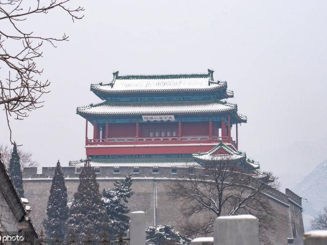 雪后北京居庸关长城宛如水墨画 白雪皑皑景色美