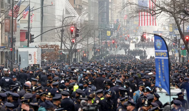 悲壮的蓝色海洋 纽约万名警察送别殉职同僚