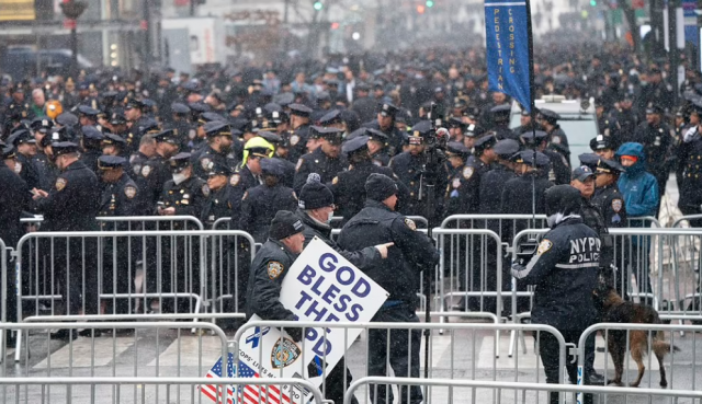 悲壮的蓝色海洋 纽约万名警察送别殉职同僚