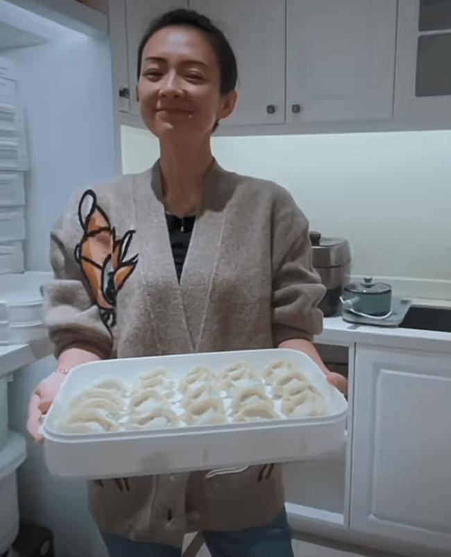 章子怡与汪峰过情人节 素颜亲自下厨包饺子
