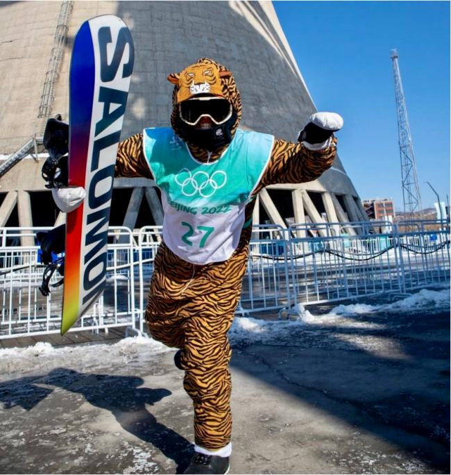 法国女选手冬奥会史诗退场 装扮成老虎滑雪