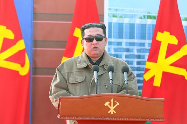 北韓最高領導人金正恩向亡父致敬的造型，非常酷炫又顯瘦。路透