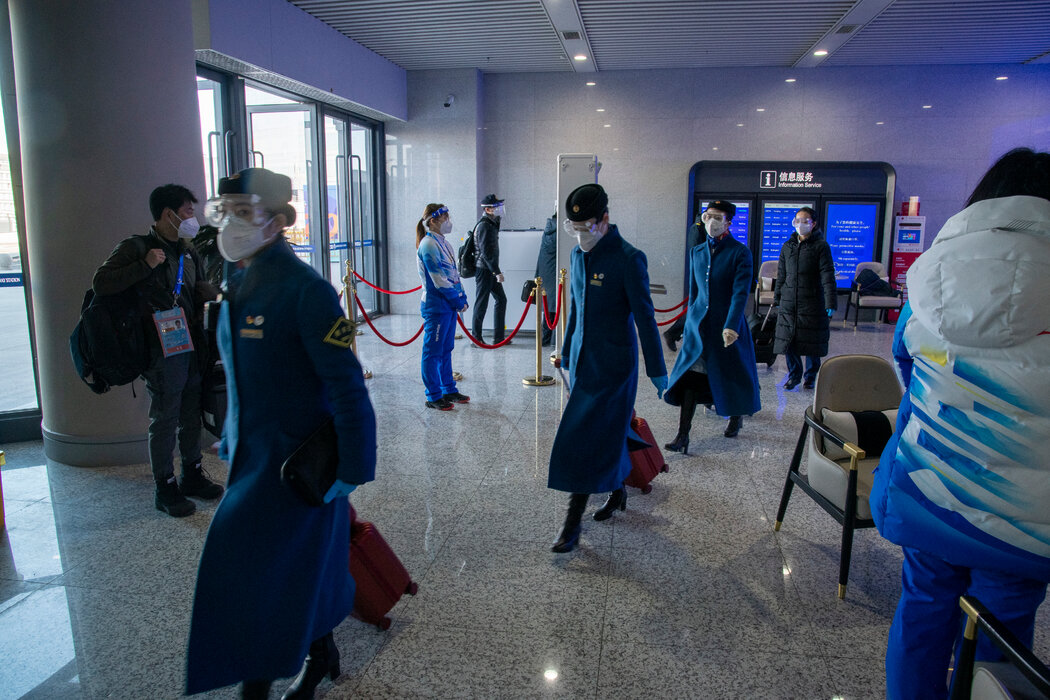 列车乘务员抵达从北京出发前往延庆的高铁，延庆是北京以外的两个冬奥会赛区之一。另一个是太子城。