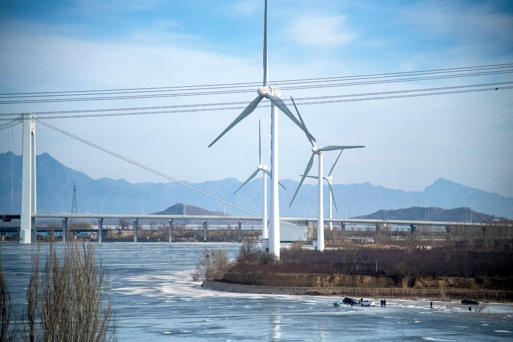 从火车上眺望官厅水库一带。中国官员承诺，奥运会将促进清洁能源，风力涡轮机是该承诺的一部分。