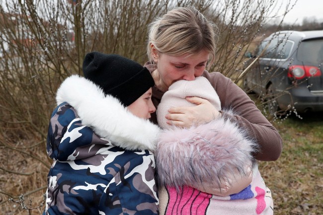 战火温情：乌克兰母亲受托带陌生小孩逃到匈牙利