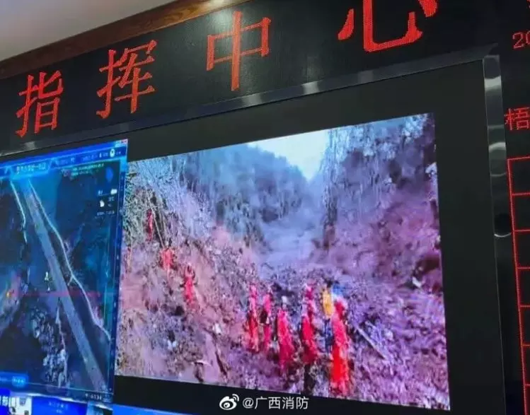 中国东航一架波音飞机坠毁 9000米断崖式急坠