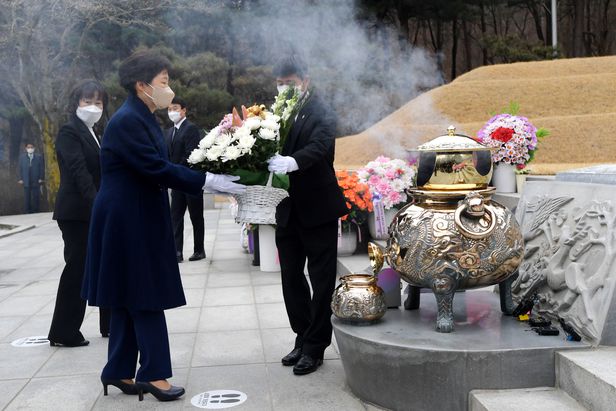 5年来首次亮相！朴槿惠出院 参拜父母之墓