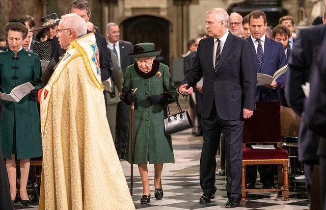 菲利普亲王追悼会！95岁女王拄拐亮相
