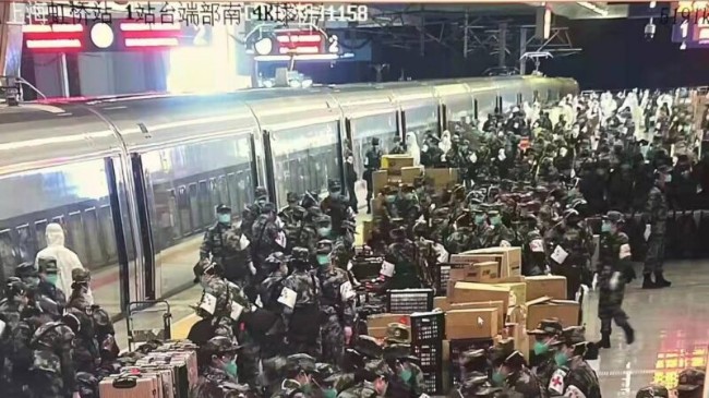 大批军队进驻上海 车站、机场都是军装