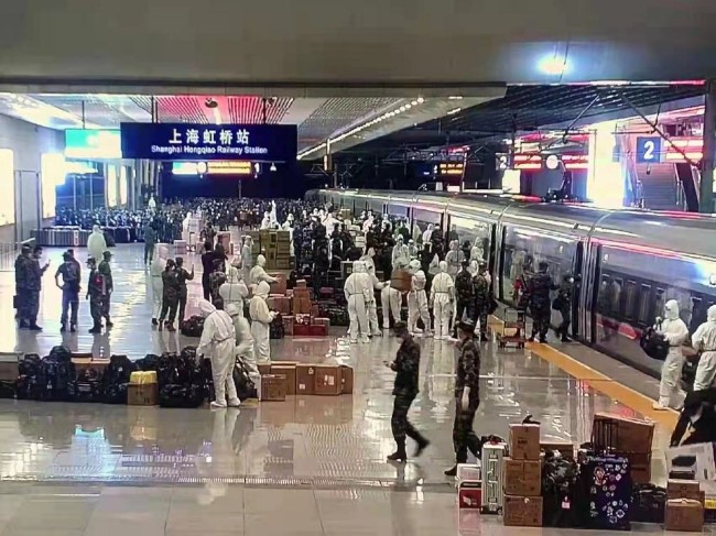 大批军队进驻上海 车站、机场都是军装