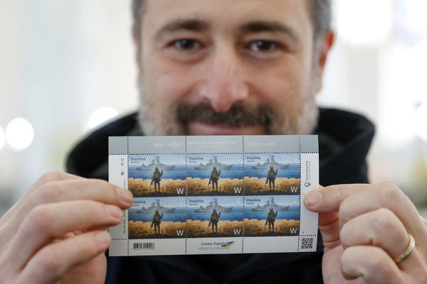 ▲▼烏克蘭民眾搶購蛇島紀念郵票。（圖／路透）