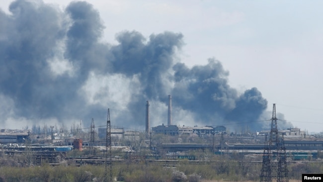马里乌波尔亚速钢厂冒起的浓烟。(2022年4月20日)