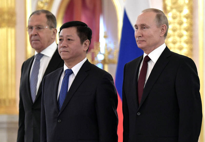俄羅斯外交部長拉夫羅夫（Sergei Lavrov，從左至右）、中國駐俄羅斯大使張漢暉、俄羅斯總統普廷（Vladimir Putin）。（美聯社資料照）