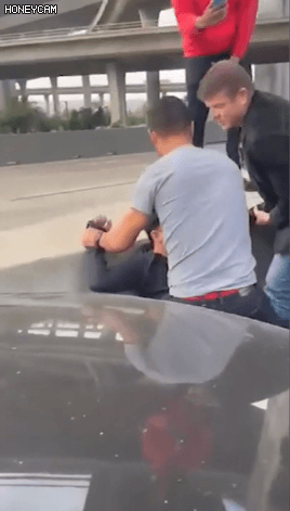 中国留学生在美国高速公路夺枪袭警！被控重罪