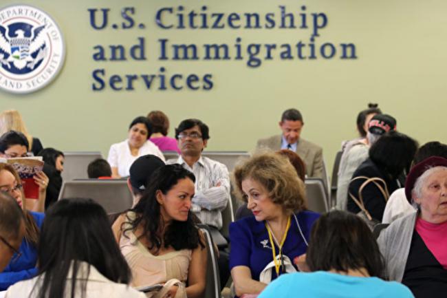 美移民局发新规：允许工签过期者延期继续工作