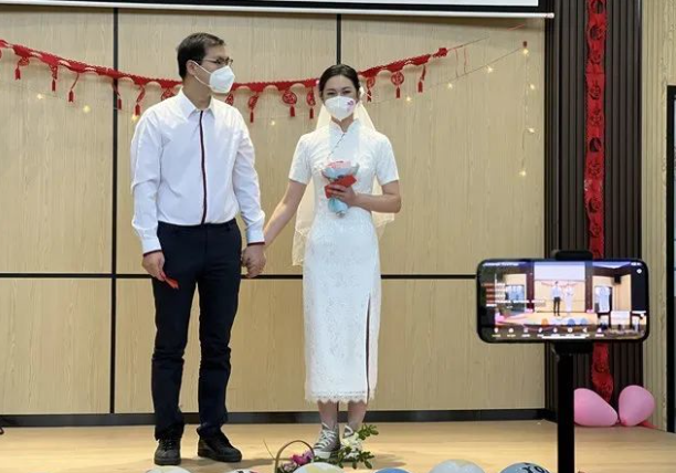 疫情中上海夫妻办盛大婚礼：3000多人“吃喜酒”