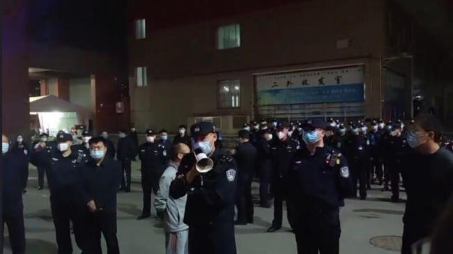 北京第二外国语学院师生抗议隔离围栏