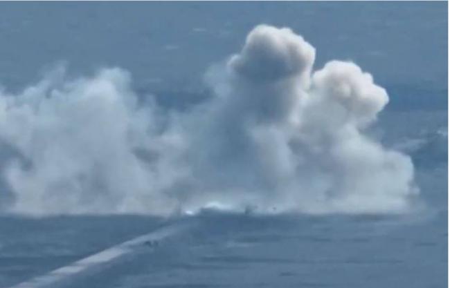 乌军炮击俄军移动装甲纵队 殉爆画面超壮观