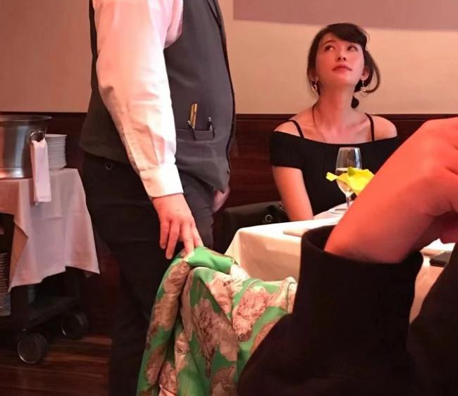 林志玲在纽约高档餐厅被偶遇 47岁肤白貌美