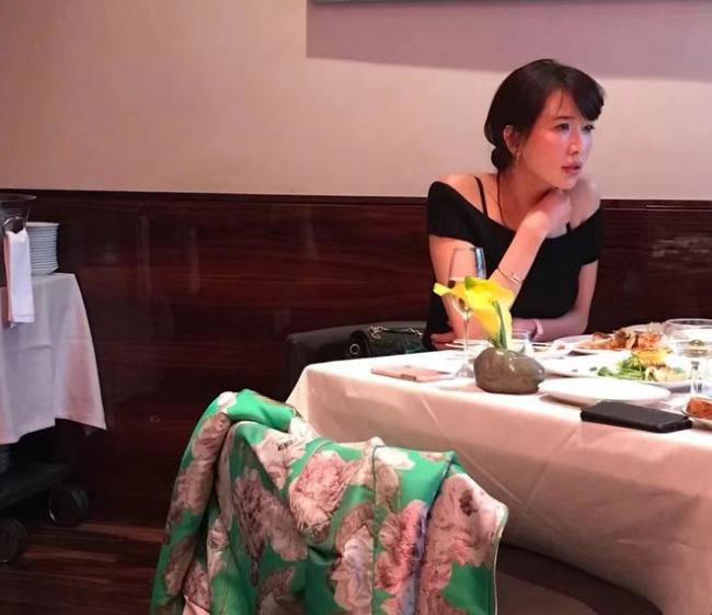 林志玲在纽约高档餐厅被偶遇 47岁肤白貌美