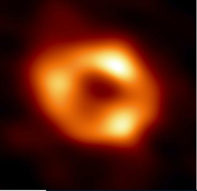 天文学家公开银河系中心超大质量黑洞首张照片