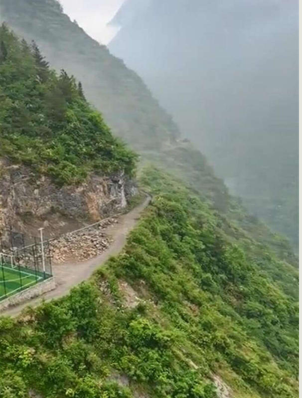 重庆一足球场竟建在荒无人烟的深山 官方回应