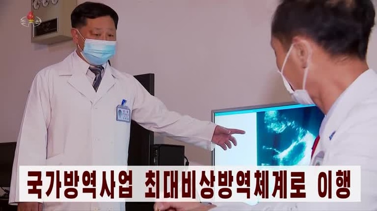 北韓公布防疫影片，醫生解說防範病毒。路透影片截圖