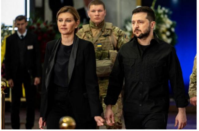 乌首任总统病逝　泽伦斯基夫妇“开战首同框”