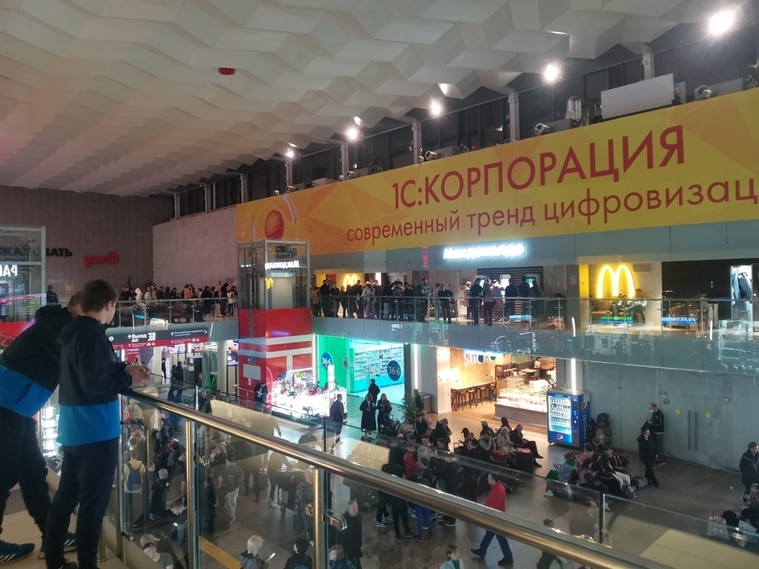 大批民眾在列寧格勒火車站內的麥當勞店排隊。翻自joyreactor.cc