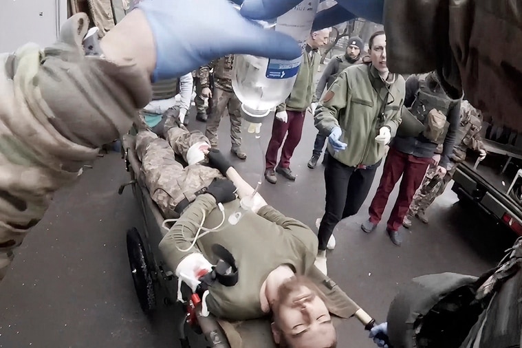 白芙絲卡協助一名躺在擔架上、被送醫治療的烏克蘭軍人。美聯社Yuliia Paievska