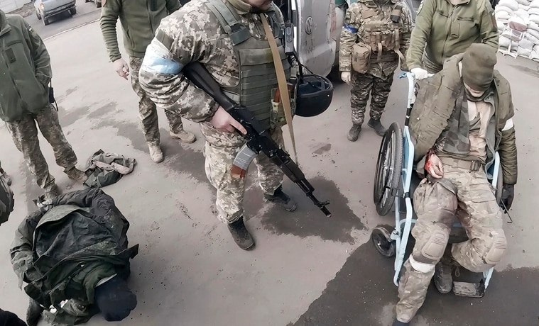 兩名受傷的俄羅斯軍人被帶到馬立波醫院接受治療。美聯社/Yuliia Paievska