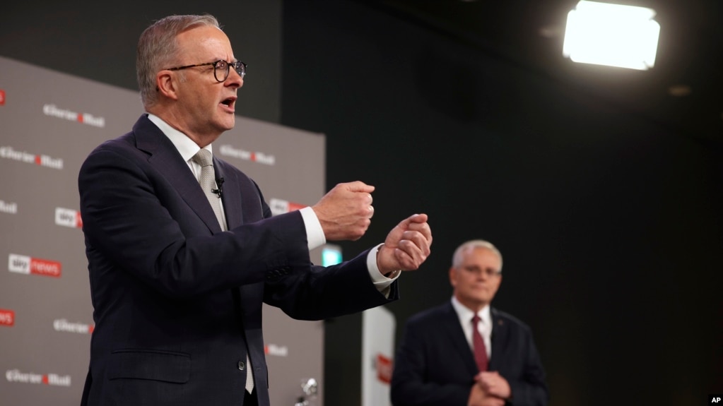 澳大利亚工党领袖安东尼∙阿尔巴尼斯（Antony Albanese）（左前）在大选中战胜现任总理斯考特∙莫里森（Scott Morrison）为首的执政的保守派联盟。图为阿尔巴尼斯和莫里森2022年4月20日选前辩论。-美联社照