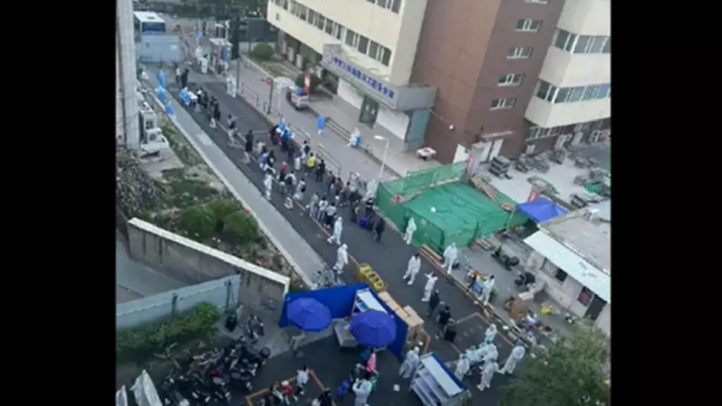 发现26例阳性 北京一小区居民被连夜拉走隔离