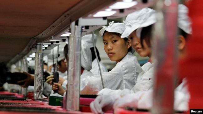 资料照：中国工人在富士康设在广东龙华的工厂里做工。