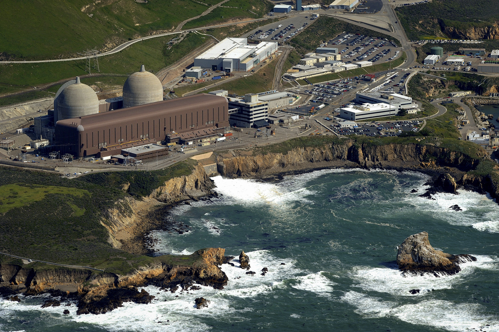 加州恶魔谷核电厂离霍斯葛瑞断层（Hosgri Fault）只有4.8公里。这一发现使得电厂的安全性一直受到质疑。不过现在人们认为，环境与用电需求更重要，支持延役的民意明显大于反对者。