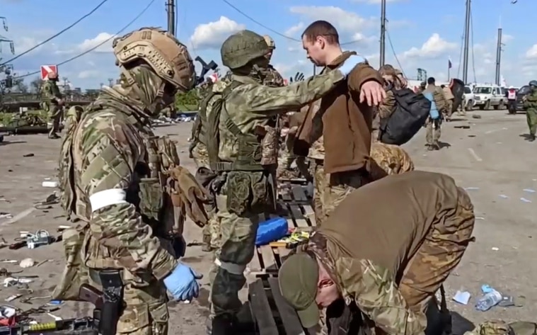 烏克蘭亞速鋼鐵廠守軍20日撤離，接受俄軍搜身。美聯社