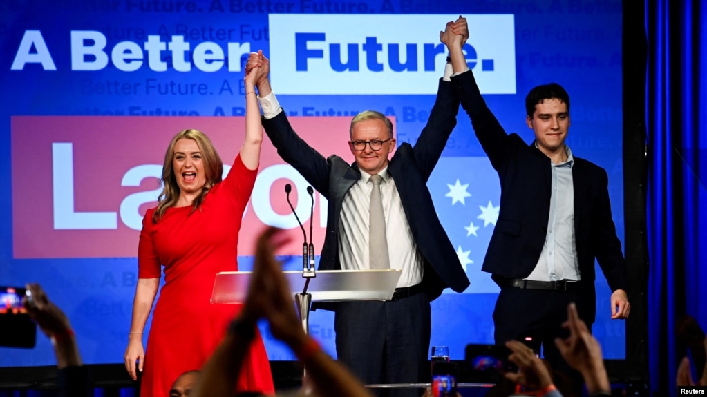 澳大利亚在野的工党在大选中获胜，安东尼∙阿尔巴尼斯（Antony Albanese）（中）将出任新一届总理。
